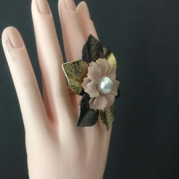 Awesome Flower Cocktail Ring - Picture 3 of 10